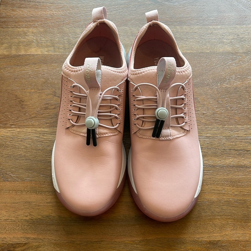 Brand new 7.5 pink clove shoes